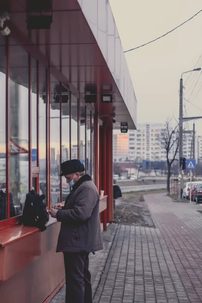 Iasi Rumänien Januar 2022 Alter Mann Mit Maske Einem Straßenladen — Stockfoto