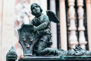 Bergamo, İtalya, 30 Mart 2022 - Santa Maria Maggiore Bazilikası 'ndaki koruyucu melek heykeline yakın çekim