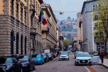 Bergamo, İtalya, 30 Mart 2022 - Arabaları, binaları ve manzarası olan trafik yolu (Citta Alta)