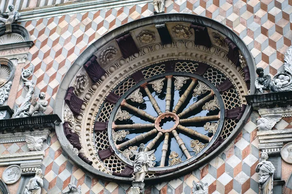 Bergamo, İtalya, 30 Mart 2022 - Santa Maria Maggiore Bazilikası 'nın mimarisi