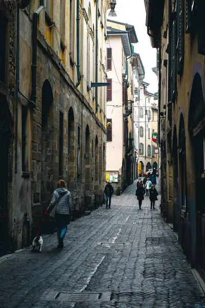 Bergamo Italien März 2022 Asphaltierte Straße Mit Wohnhäusern Und Architektur — Stockfoto