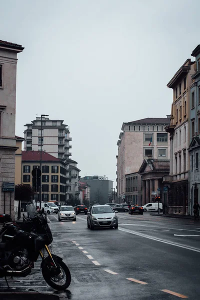 Бергамо Італія Березня 2022 Дороги Автомобілями Мотоциклом Припарковані Хмарний День — стокове фото