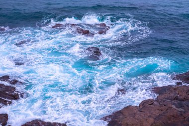 Atlantik Okyanusu 'nun suyu kayaların üzerinde kırılıyor - kayaların üzerinde su kırılıyor