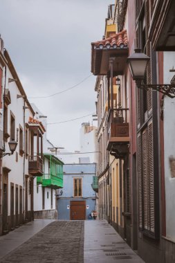 Las Palmas, İspanya, 31 Mart 2022 - Las Palmas 'ta güneşli bir günde binalar ve insanlarla dolu bir sokak