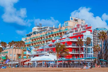 Las Palmas, İspanya, 31 Mart 2022 - Las Canteras plajının girişindeki binalar ve restoranlar