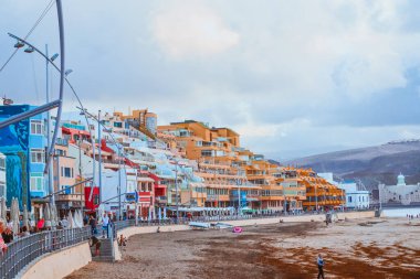 Las Palmas, İspanya, 31 Mart 2022 - Las Canteras plajının girişindeki binalar ve restoranlar
