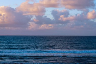 Gün batımında İspanya, Las Palmas 'ta Atlantik Okyanusu manzarası