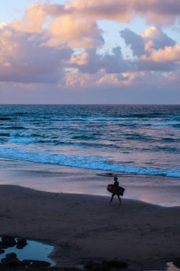 Gün batımında İspanya, Las Palmas 'ta Atlantik Okyanusu manzarası