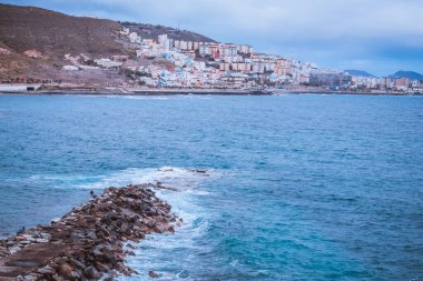 Taşların bariyeri Las Palmas sahilinde okyanusa dökülüyor.