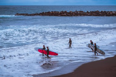 Las Palmas, İspanya, 1 Nisan 2022 - Okyanusta Sörfçüler