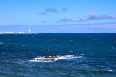 Atlantik Okyanusu 'nun ortasında İspanyol bayrağıyla kayalar