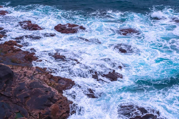 Water Van Atlantische Oceaan Breekt Rotsen Water Breekt Rotsen — Stockfoto