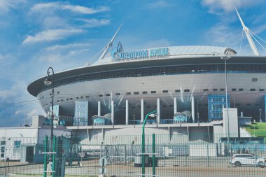 İnsanlar St. Petersburg 'da Euro 2020 şampiyonası sırasında Zenit Stadyumu yakınlarında yürüyorlar.