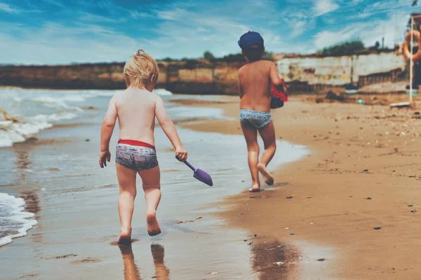 Δύο μικρά αγόρια παίζουν στην παραλία. — Φωτογραφία Αρχείου