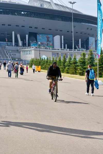 Lidé chodí poblíž stadionu Zenit během mistrovství Evropy 2020 v Petrohradě — Stock fotografie