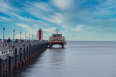 Katamaran yolcu feribotu rıhtıma demirli.