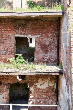 Oreshek kalesinin bölgesinde yıkılan tuğla bir bina.