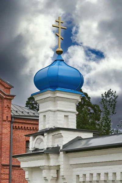 Frammento del campanile di una chiesa cristiana con tetto blu — Foto Stock