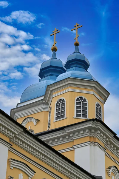 Frammento del campanile di una chiesa cristiana con tetto blu — Foto Stock