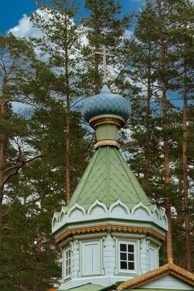 Fragmento de una iglesia ortodoxa de madera sobre el fondo de árboles forestales — Foto de Stock