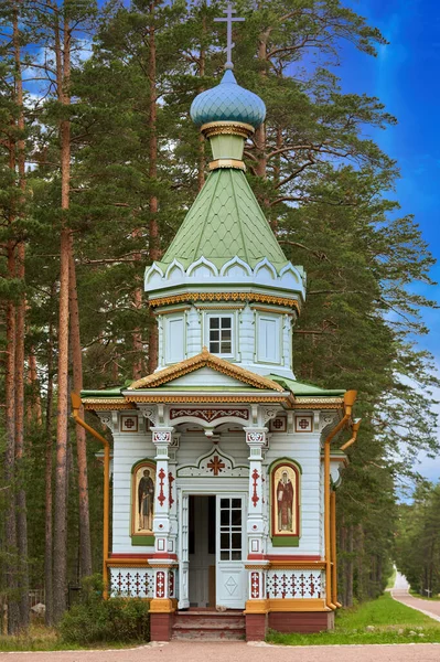 Piccola chiesa ortodossa in legno sullo sfondo di alberi forestali — Foto Stock