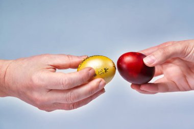 Kutlama sırasında bir çift yumurta çırpar