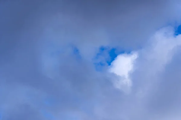 Кучевые облака на голубом небе, на фоне белых облаков на небе — стоковое фото