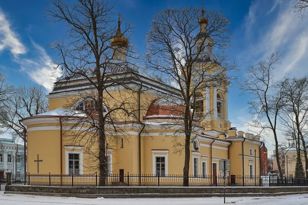 Vista sobre el antiguo edificio de la iglesia ortodoxa contra el cielo azul — Foto de Stock