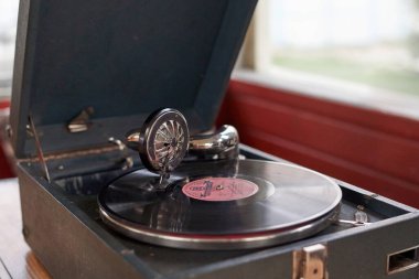 Gramofon plağı eski potiphonda çalınır.