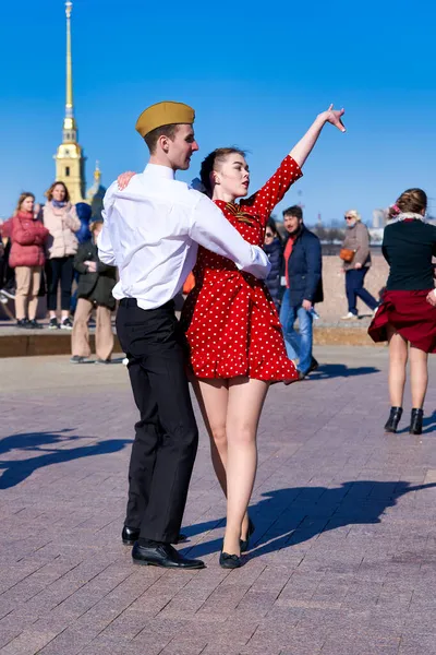 Parejas bailando el Día de la Victoria en la Plaza de San Petersburgo —  Fotos de Stock