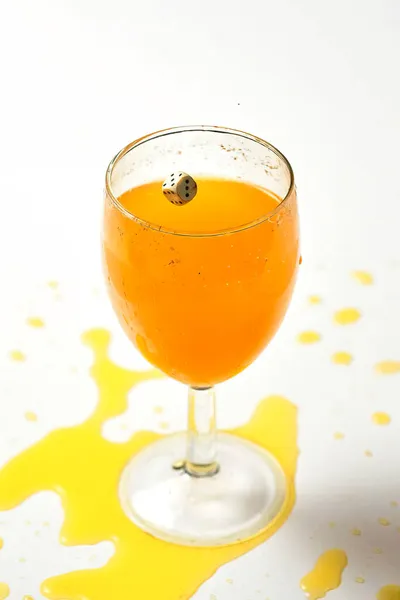 スローダイスからガラス中のオレンジの液体のスプラッシュ — ストック写真