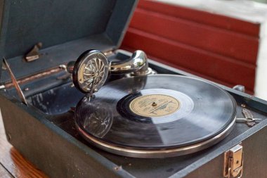 Gramofon plağı eski potiphonda çalınır.