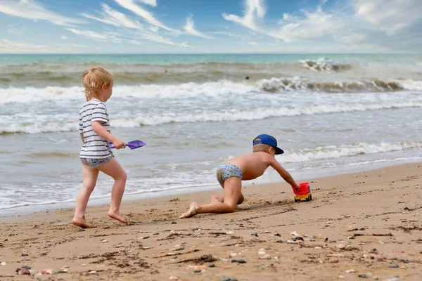2人の男の子が海岸で遊んでいる — ストック写真
