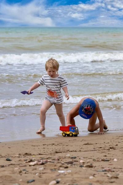 2人の男の子が海岸で遊んでいる — ストック写真