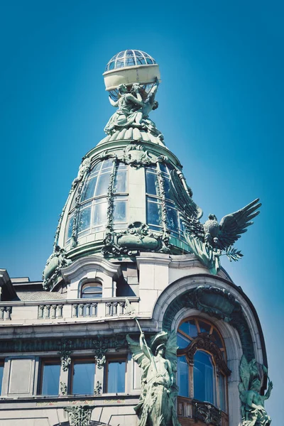 Vista de los detalles arquitectónicos del famoso edificio Singer House en San Petersburgo — Foto de Stock