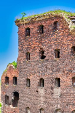 Oreshek kalesinin bölgesinde yıkılan tuğla bir bina.