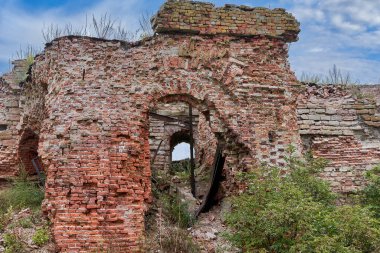 Oreshek kalesinin bölgesinde yıkılan tuğla bir bina.