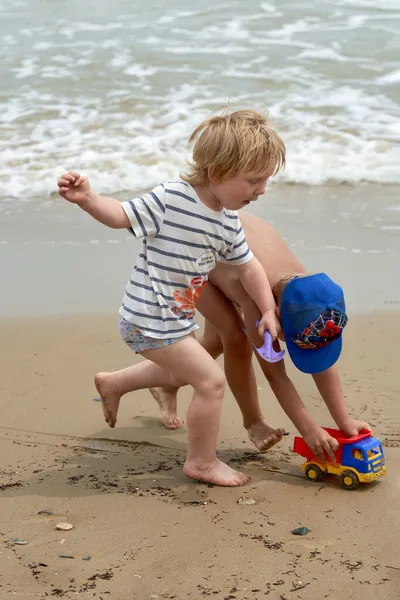 Deux petits garçons jouent au bord de la mer — Photo