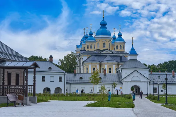 Un gruppo di pellegrini religiosi ha visitato il Monastero di Konevets in Russia — Foto Stock