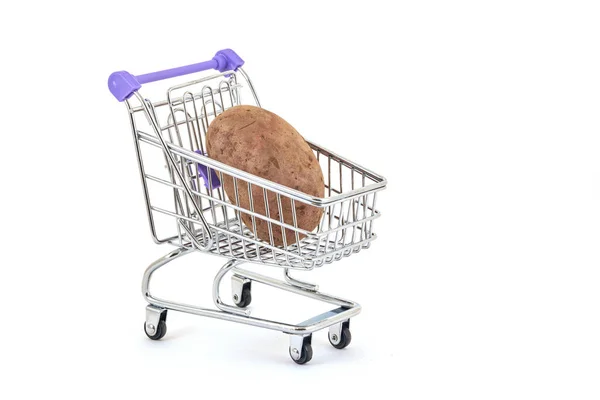 Aardappelen in supermarkt trolley op witte achtergrond — Stockfoto