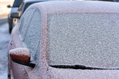 Arabanın parçası ve karla kaplı.