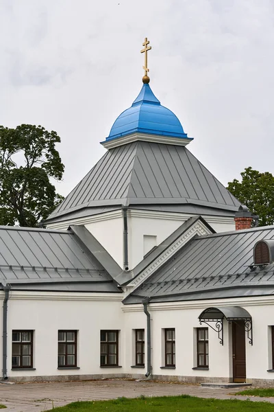 Fragmento da torre sineira de uma igreja cristã com um telhado azul — Fotografia de Stock