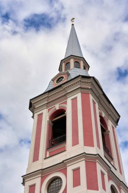 Pembe bir Hıristiyan kilisesinin çan kulesinin parçası. Gökyüzüne karşı kilise çan kulesi