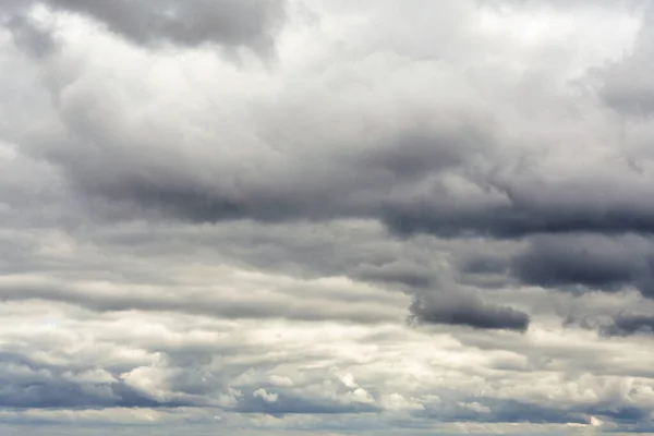 Белые кучевые облака на голубом фоне неба, природное явление — стоковое фото