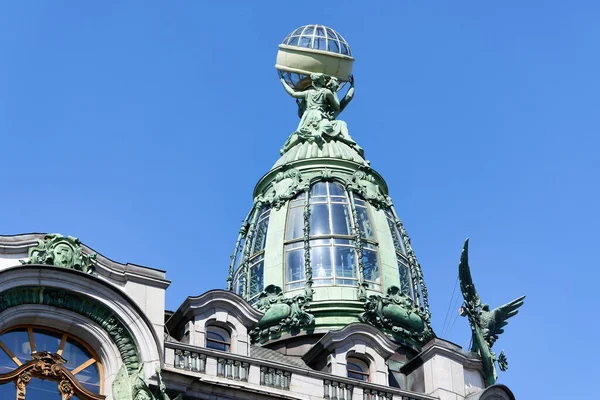 Vista de los detalles arquitectónicos del famoso edificio Singer House en San Petersburgo —  Fotos de Stock