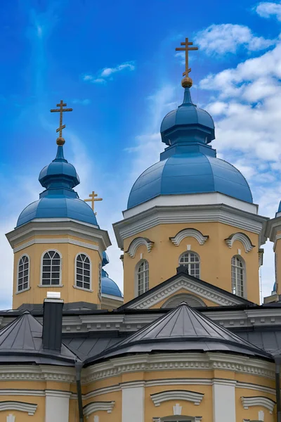 Frammento del campanile di una chiesa cristiana con tetto blu — Foto Stock