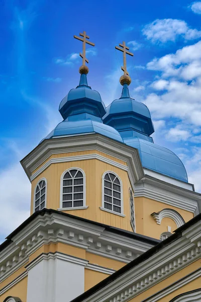 Fragment du clocher d'une église chrétienne au toit bleu — Photo