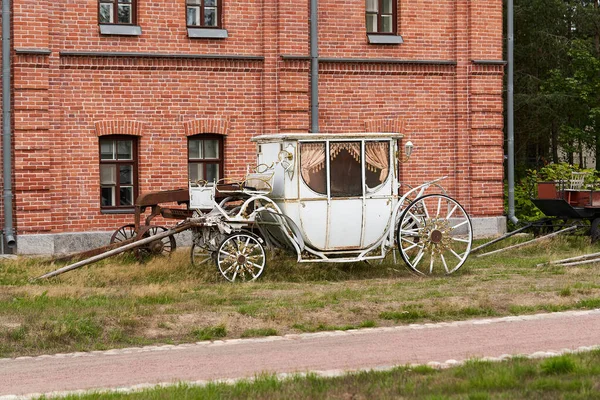 Starý Bílý Kočár Pozadí Budovy Červené Cihly Bílý Vinobraní Stock Snímky