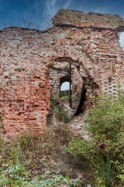 Oreshek Kalesi 'nin bölgesindeki yıkılmış tuğla bina, kırmızı tuğla kalıntılar.