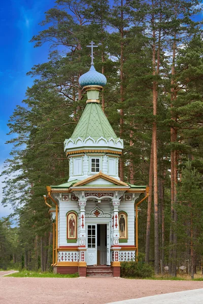 Piccola Chiesa Ortodossa Legno Sullo Sfondo Alberi Forestali Chiesa Legno — Foto Stock